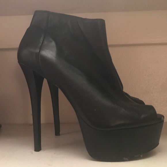 Gianni Bini Black Leather Heeled Boots - Picture 4 of 8